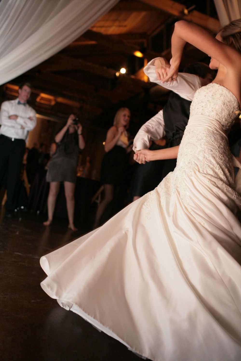 Песня для свадебного танца невесты. Свадебный танец. Свадебный танец жениха и невесты. Танцы на свадьбе. Постановка свадебного танца.