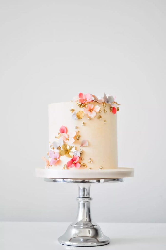 beautifully decorated single-tiered cake for micro-wedding