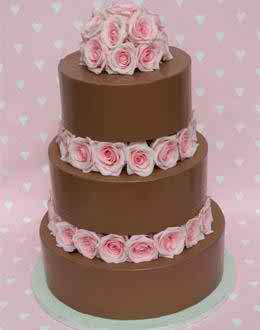  Chocolate  the most popular wedding  cake  flavor  