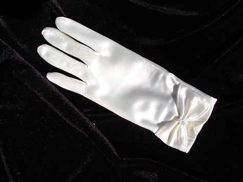 Important things concerning your bridal gloves