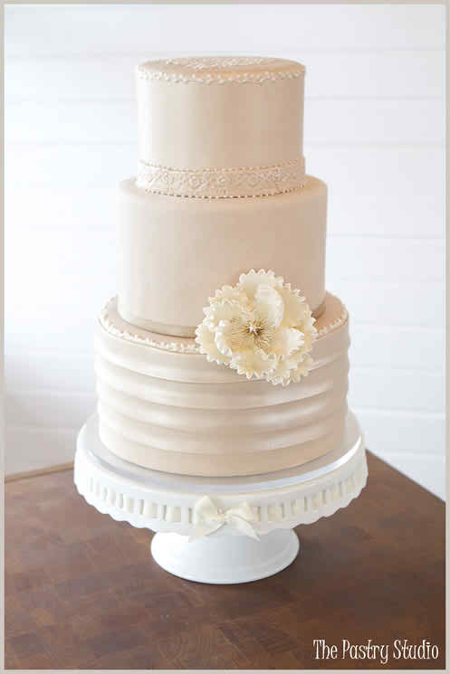 Wedding Cakes Ideas for Retro Themed Weddings