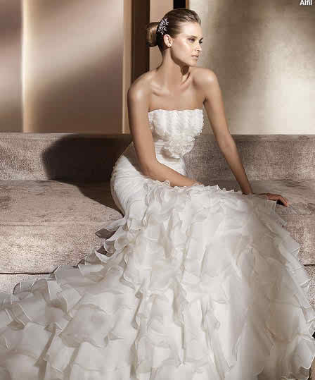details concerning glamorous wedding dresses