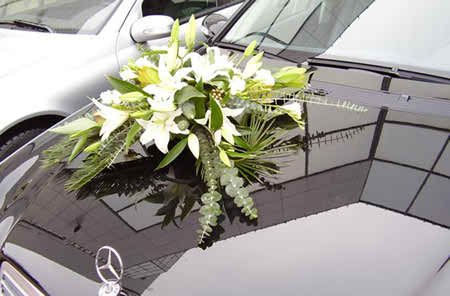flower arrangements for the bride's car 2