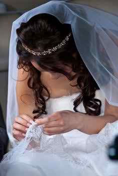 natural-curls-or-straight-hair-used-with-different-bride-accessories