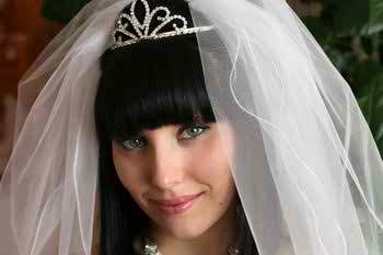natural-curls-or-straight-hair-used-with-different-bride-accessories3