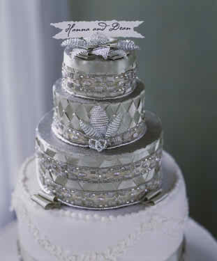 vintage-wedding-floral-arrangements-and-cakes3