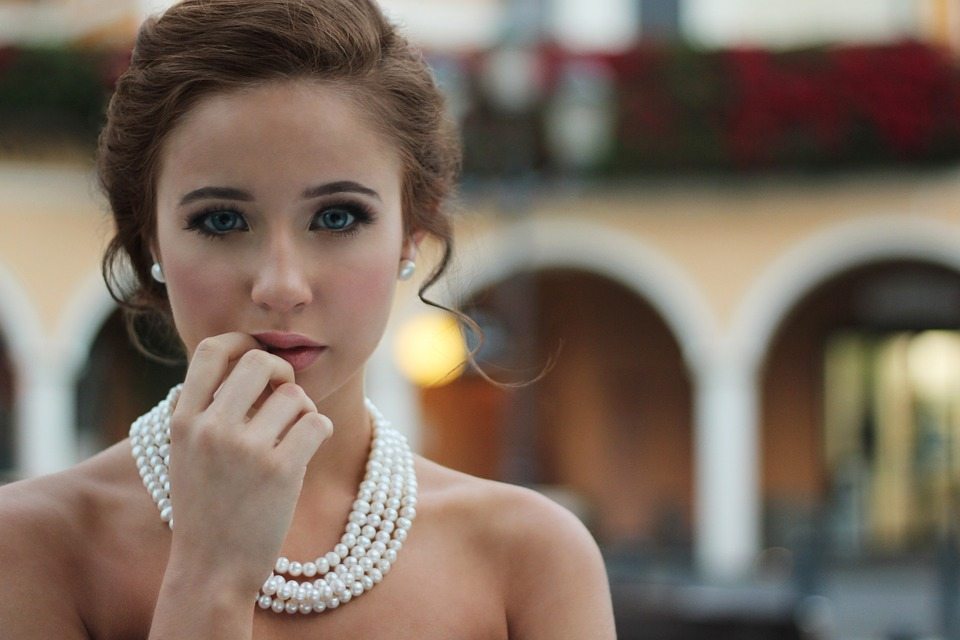 [topweddingquestions.com] 1_bride pearl necklace