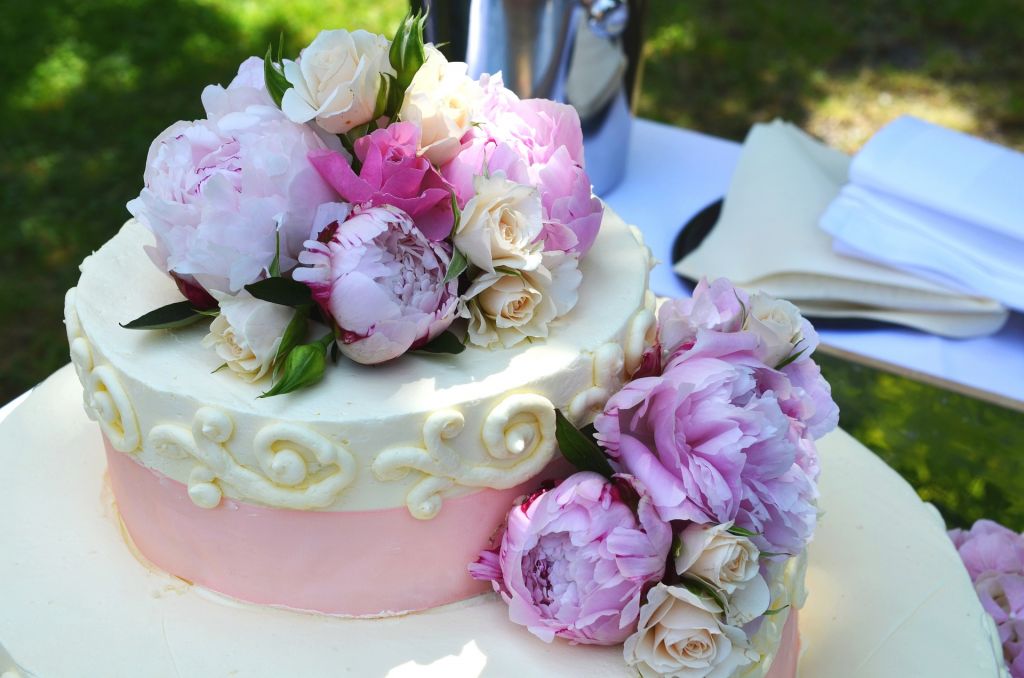 How much does a good wedding cake cost