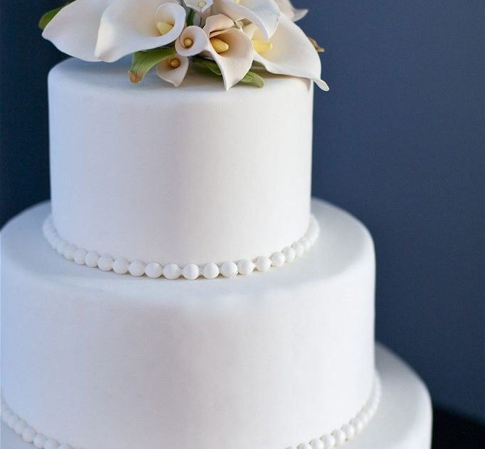 Photo of white traditional wedding cake