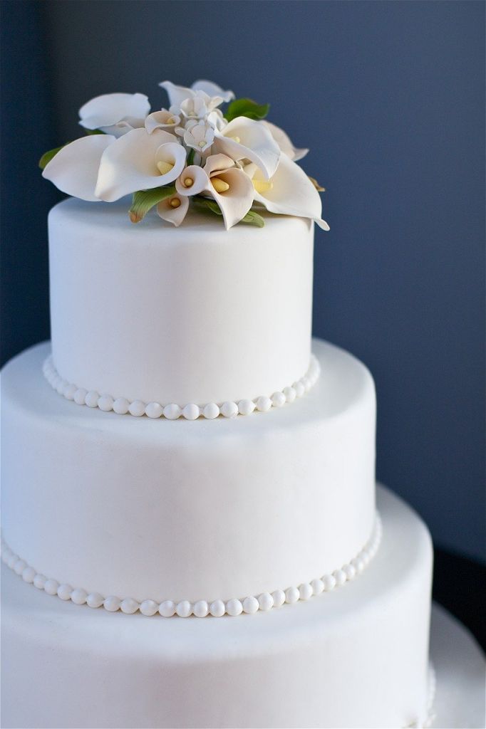 Photo of white traditional wedding cake