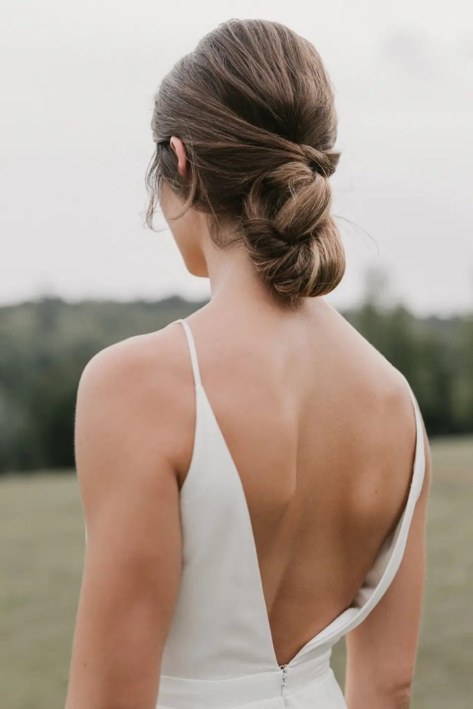 bridesmaid wearing a unique knot