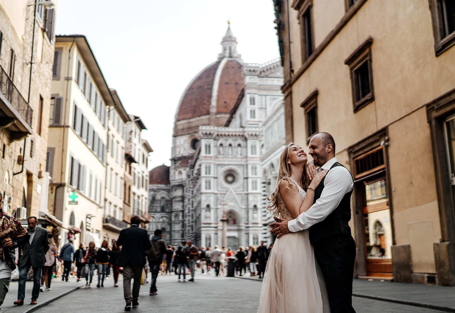 Couple taking wedding photos outside Cathedral of Santa Maria del Fiore